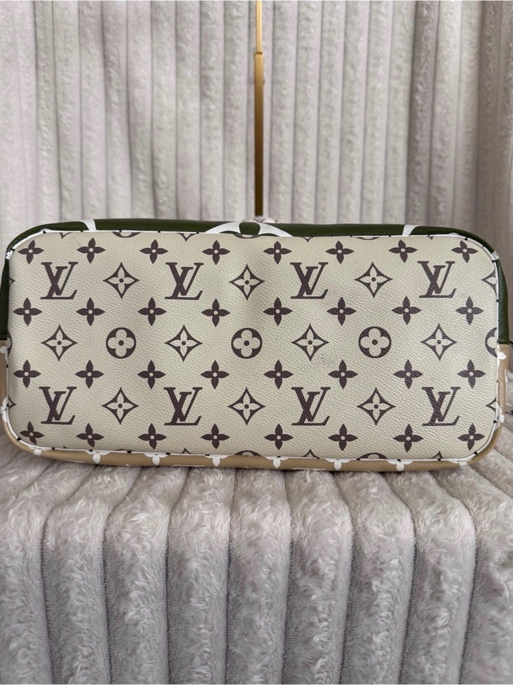 Louis Vuitton Olive Green and White Monogram Large Tote with White Pouch - Picture 9 of 15